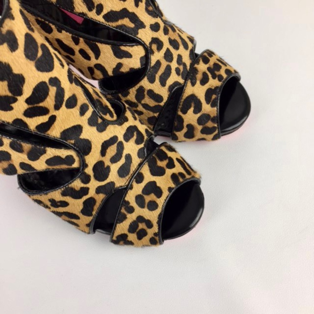 Betsey Johnson Womens Carlos Leopard Calf Hair Pumps Cutout Shooties size 5.5 - Picture 8 of 15